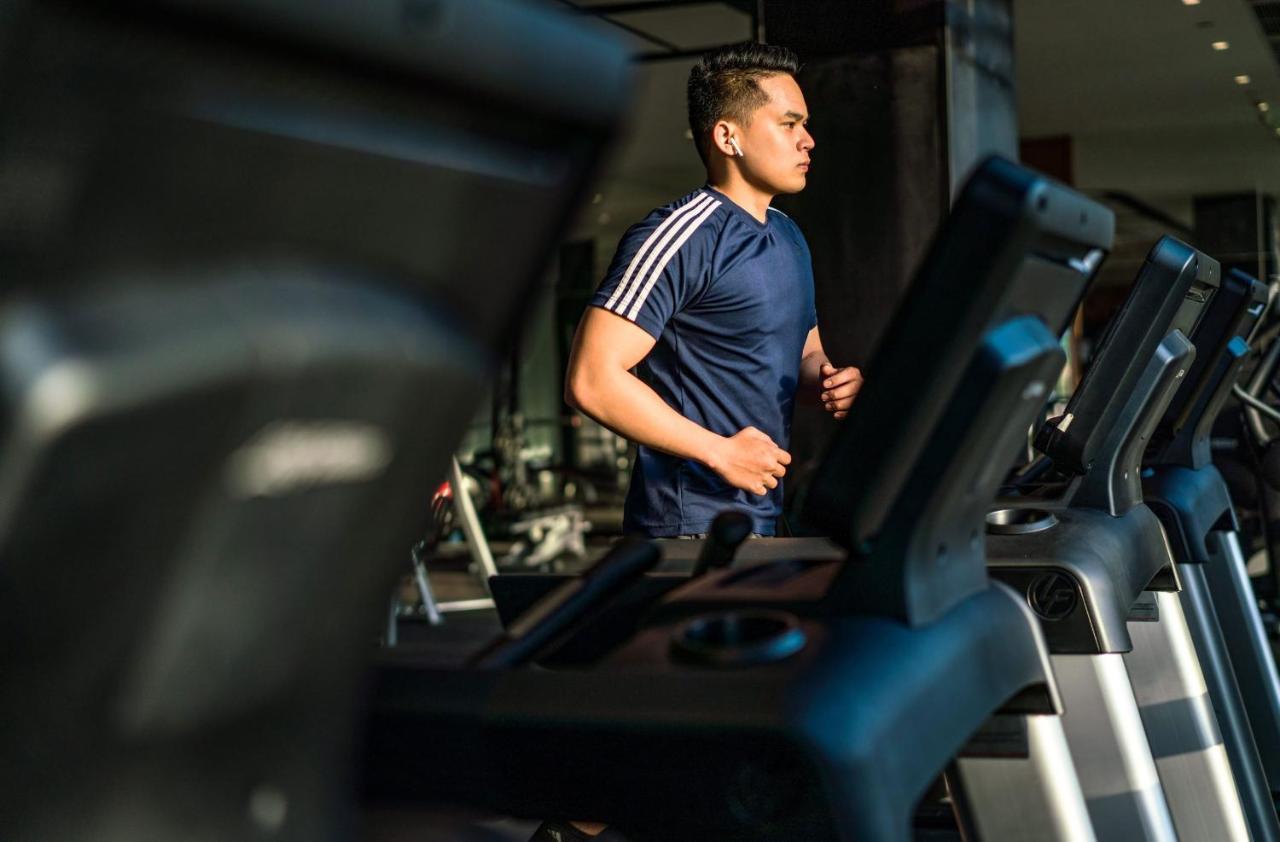 Moevenpick Villas & Residences Phu Quoc Exterior foto A man running on a treadmill